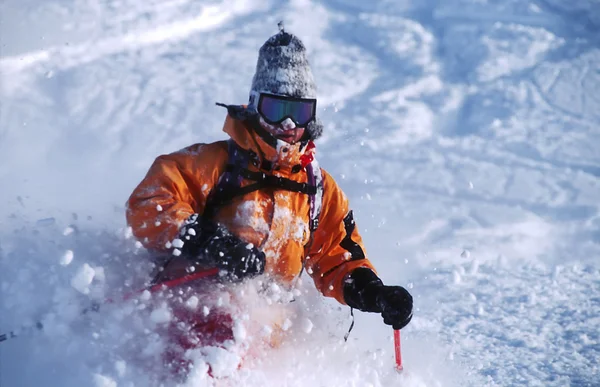 Etkin adam turuncu ceket dağlarda Kayak toz kar kış