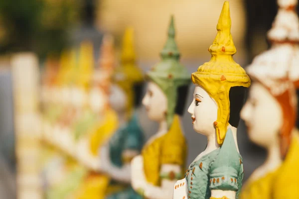 Ряд сидить Буддами на храм ВАТ chomphu в Чіанг травня, Таїланд. дрібні зосередитися на лівому Будди. — стокове фото