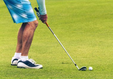 Yeşil koyarak golfçü closeup