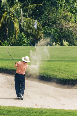 bunker üzerinde golf sahası içinde Asya golfçü