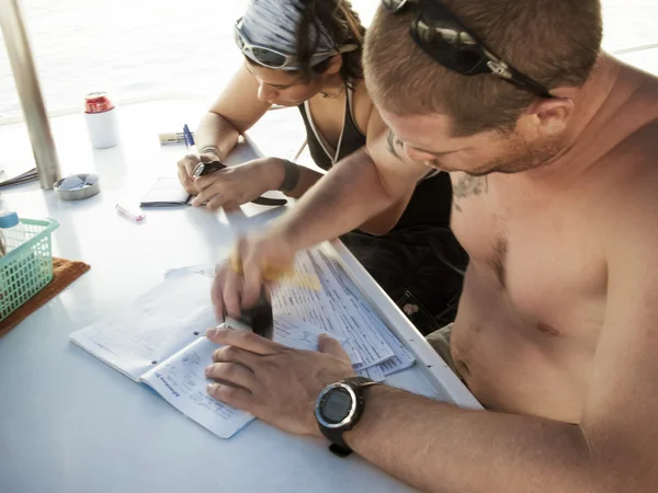 dalış eğitmeni ve öğrenci günlük kitap yazma