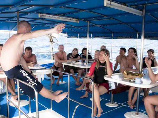 dalış eğitmeni ve öğrenci günlük kitap yazma