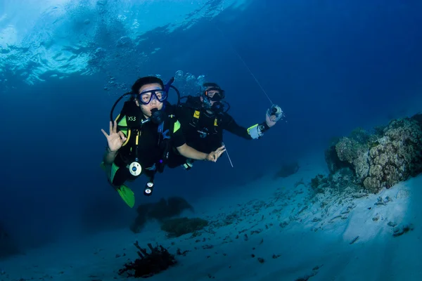 水肺潜水学生和讲师 免版税图库图片