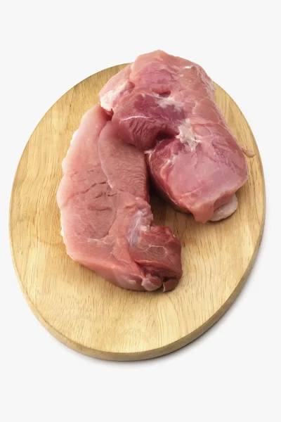 Jamón de cerdo crudo sobre tabla de cortar de madera sobre fondo blanco — Foto de Stock