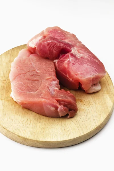 Ruwe varkensvlees ham op houten snijplank op witte achtergrond — Stockfoto