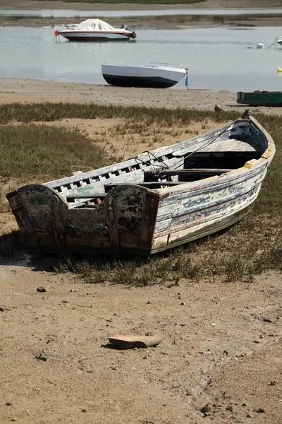 Barco de pesca con playa en Sancti Petri, España . — Foto de Stock