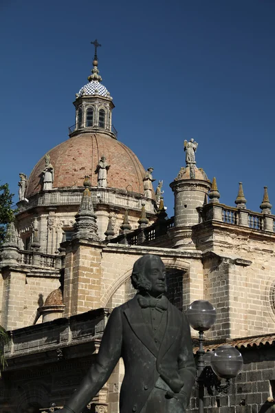 Jerez kathedraal en monument voor een beroemde wijnmaker — Stockfoto