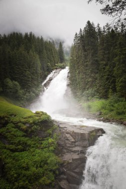 Avusturya doğasında şelale. Doğada çok güzel bir manzara..