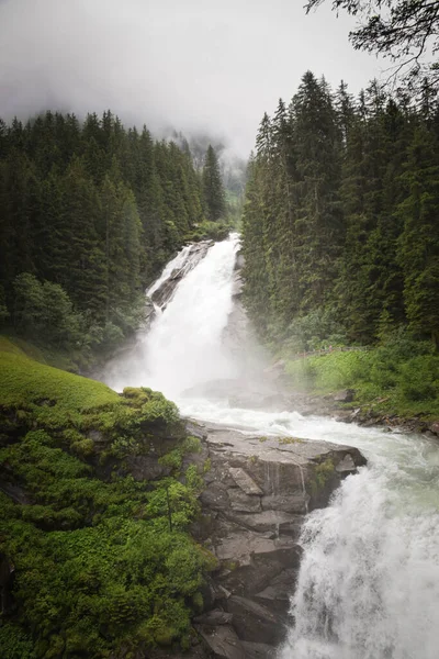 Avusturya doğasında şelale. Doğada çok güzel bir manzara..