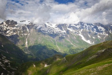 Avusturya manzarası, yüksek dağlık ve vadideki göller. Yeşil renklerle yaz doğası.