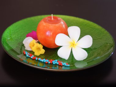 Frangipani çiçek ve mum