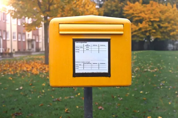 Old Yellow Mailbox Front Autumn Landscape — Stockfoto