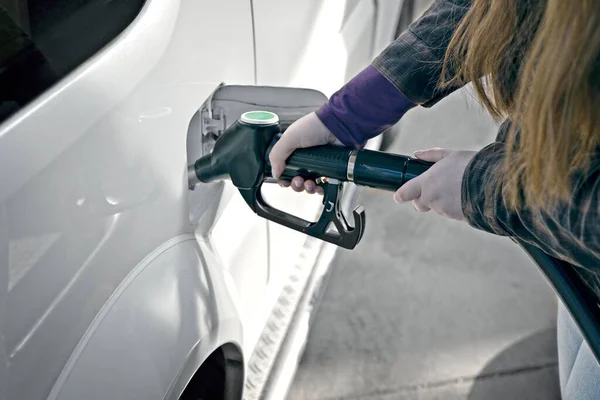 Onherkenbare Vrouw Die Benzine Haar Auto Doet Horizontaal Beeld Met — Stockfoto