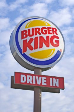 Sana, Almanya - Mayıs 05, 2022: Burger King Açık Hava Billboard 'u bulutlu gökyüzüne karşı.