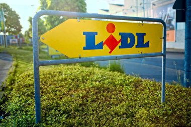 Neu-Ulm, Bavyera, Almanya - Haziran, 03, 2022: Lidl pazarı logosu Neu-Ulm, Bavyera. Lidl, Neckarsulm merkezli büyük bir Alman küresel indirimli süpermarket zinciri..
