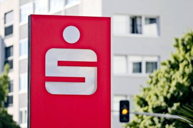Neu-Ulm, Bavyera, Almanya - 13 Temmuz 2022: Alman Tasarruf Bankası Logosu ile imzala - Sparkasse - Finans Grubu.