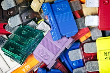 Farklı araba sigortalarına yakın çekim.