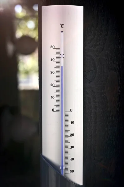 Термометр Влітку Показує Теплі Температури — стокове фото
