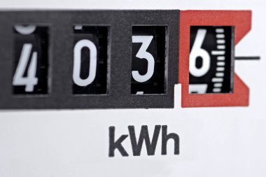 Analog elektrik sayacının yakın plan görüntüsü.