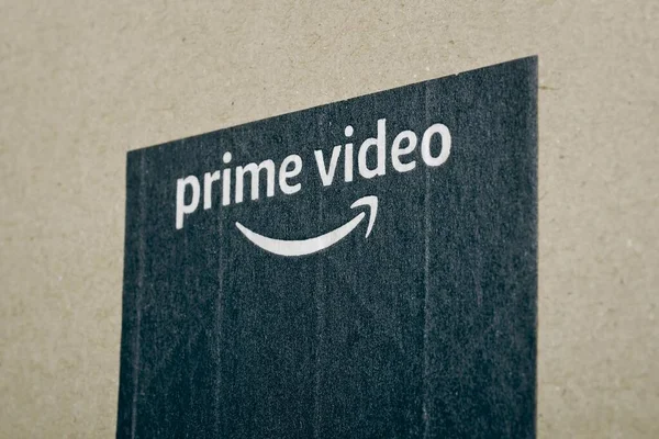 Neu-Ulm, Almanya - Ekim 02, 2022: Amazon ana video etiketi bir karton üzerinde. Asal video çevrimiçi perakende şirketi Amazon tarafından sunulan bir hizmettir..