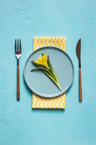 Розкладка Весняного Столу Тарілкою Посудом Пастельному Синьому Фоні Тло Весняних — стокове фото
