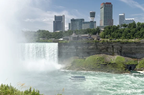 Bajo la cascada — Foto de Stock