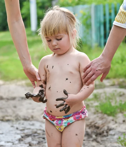 Играть в грязи — стоковое фото
