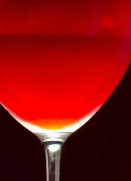 Бокал с холодным красным вином — стоковое фото