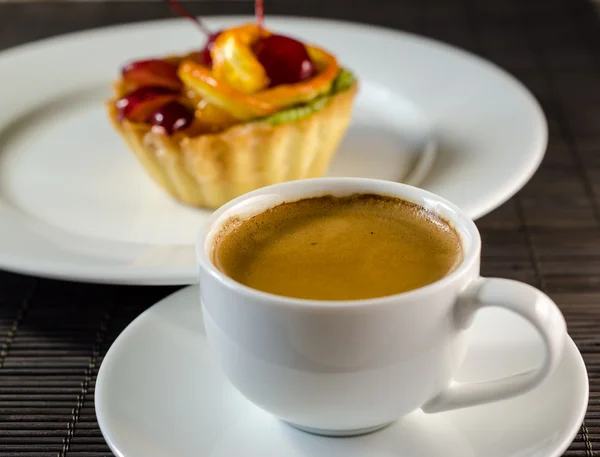 Tasse Espresso und Dessert — Stockfoto