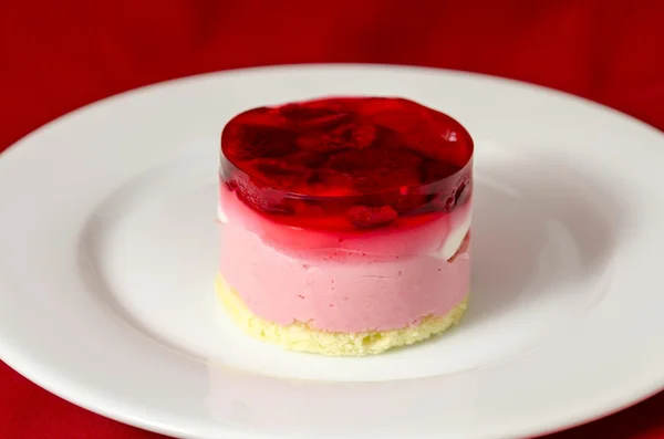 Raspberry dessert op wit bord — Stockfoto