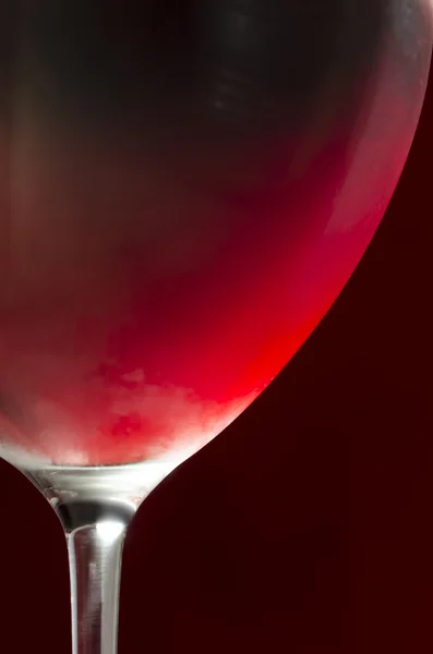 冷たい赤ワインとワイングラス — ストック写真