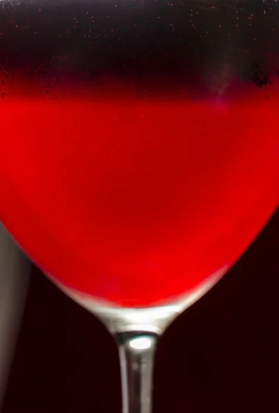 冷たい赤ワインとワイングラス — ストック写真