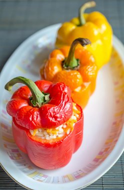 pilav ile doldurulmuş biber