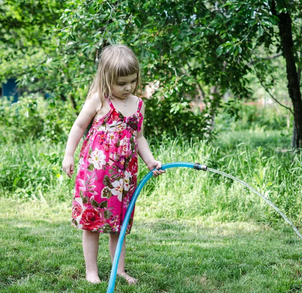 Flicka spelar med vatten — Stockfoto