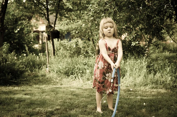 Girl plays with water — Stock Photo, Image