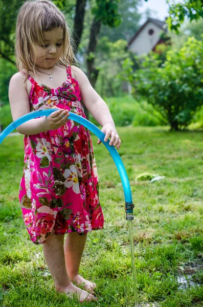 Girl plays with water — Stock Photo, Image