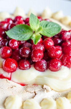 Pavlova beze kiraz ile