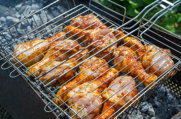 Patas de pollo en la parrilla —  Fotos de Stock