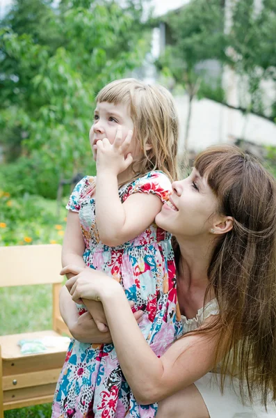 Ragazza con la madre guardando in alto — Foto Stock