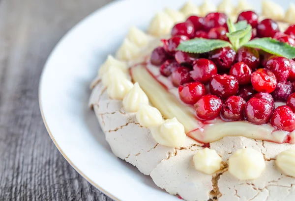 Pavlova meringa con ciliegie — Foto Stock