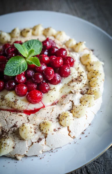 Pavlova μαρέγκα με κεράσια — Φωτογραφία Αρχείου