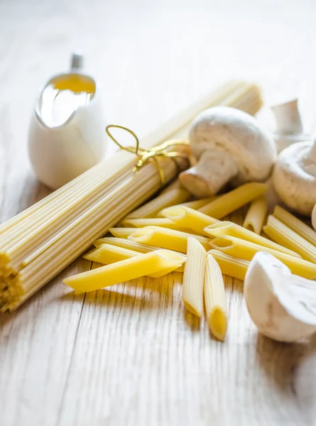 Спагетті і пенне з інгредієнтами макаронних виробів — стокове фото