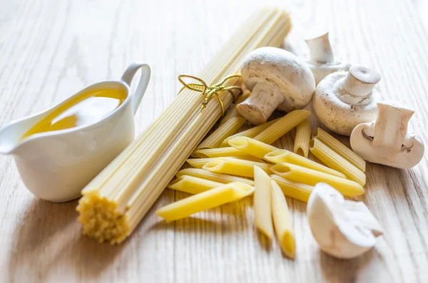 Espaguete e penne com ingredientes de massas — Fotografia de Stock