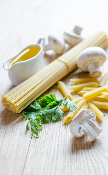 Спагетті і пенне з інгредієнтами макаронних виробів — стокове фото