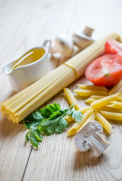 Spaghettis et penne aux ingrédients de pâtes — Photo