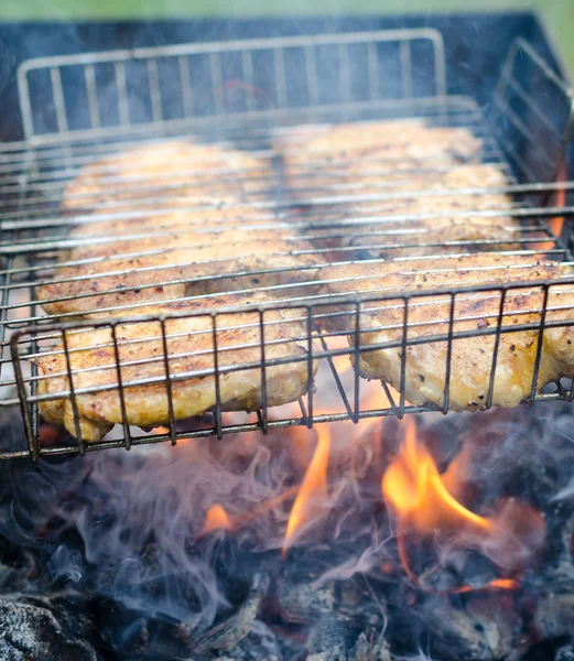 Muslos de pollo en la parrilla —  Fotos de Stock