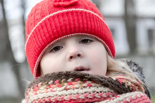 Маленькая девочка в красной шляпе — стоковое фото