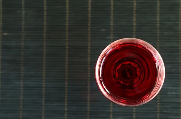ワイングラスの中の赤ワイン。トップ表示 — ストック写真
