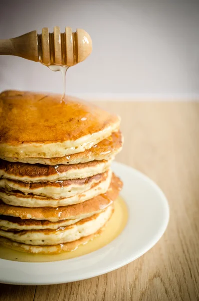 Pancakes with honey — Stock Photo, Image