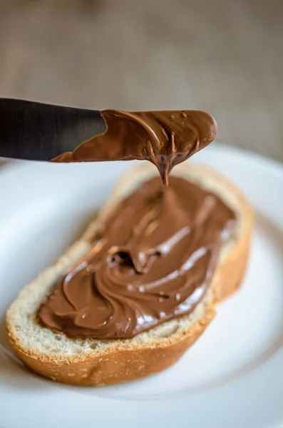 Кусок хлеба с шоколадным кремом — стоковое фото
